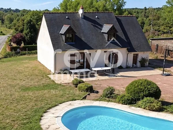 VARRAINS – Maison familiale de 130 m² avec piscine chauffée, au calme entre ville et campagne.