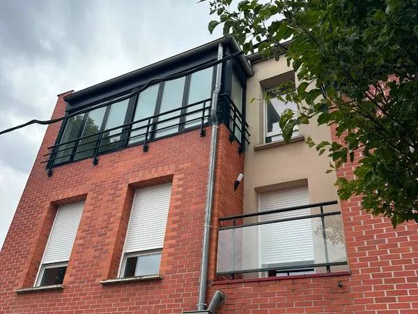 Grand studio avec petit balcon et stationnement