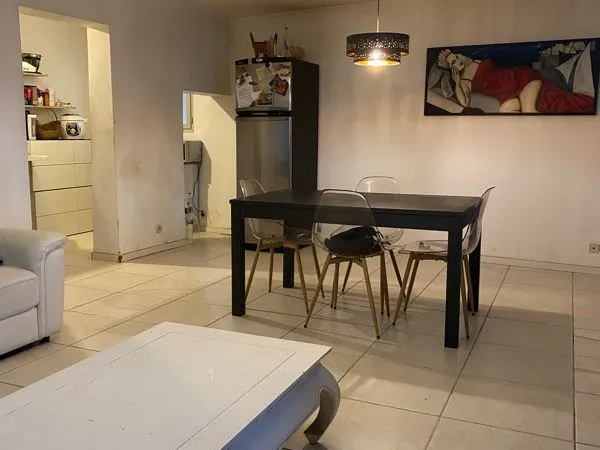 Je cherche une femme pour partager mon apartement