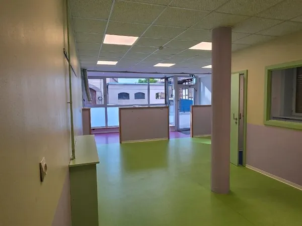 Loue emplacement dans local commercial idéal activité du soin,...