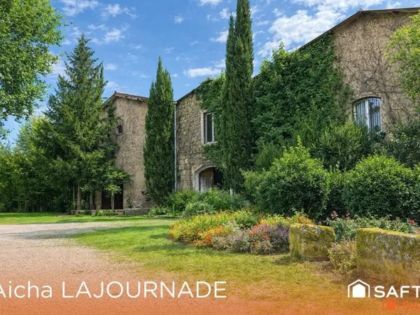 Ensemble immobilier, dépendances, 900m2 et potentiel locatif