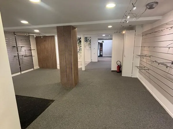 Local commercial 120 m² avec vitrine - Avenue Carnot, centre d'Ussel