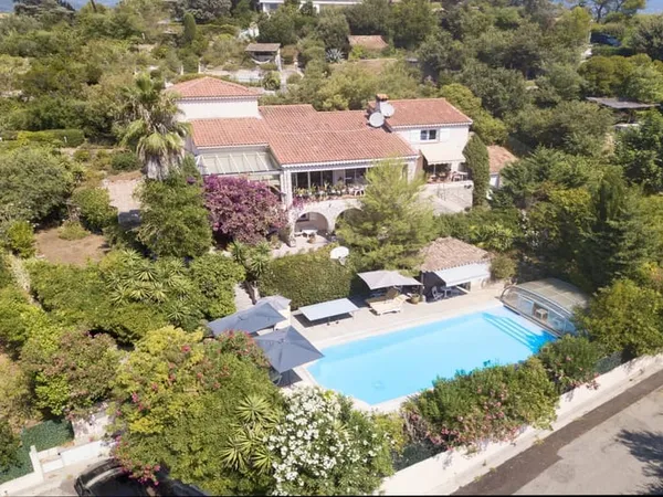 Roquefort-les-Pins : villa familiale dans un domaine privé calme et prisé, à distance pédestre de to