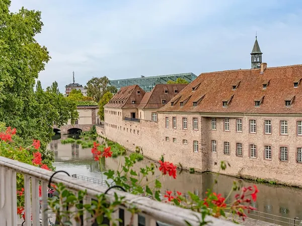 Appartement aux allures de bateau avec vue sur les Ponts Couverts