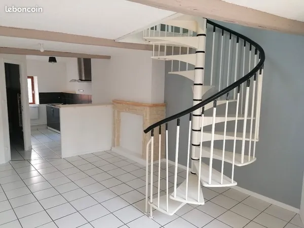 Apparemment 2 pièces en duplex proche centre