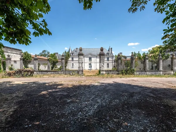 A vendre - Château XVIIIe - Mareuil en Périgord - Monument Historique