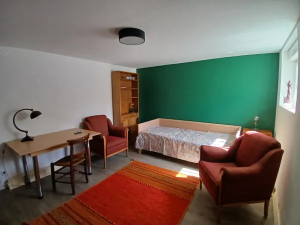 Loue studio meublé semi indépendant