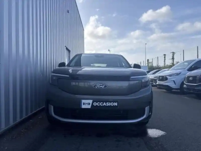 Ford Explorer 286ch extended range 77kwh pack premium rwd — photo 3