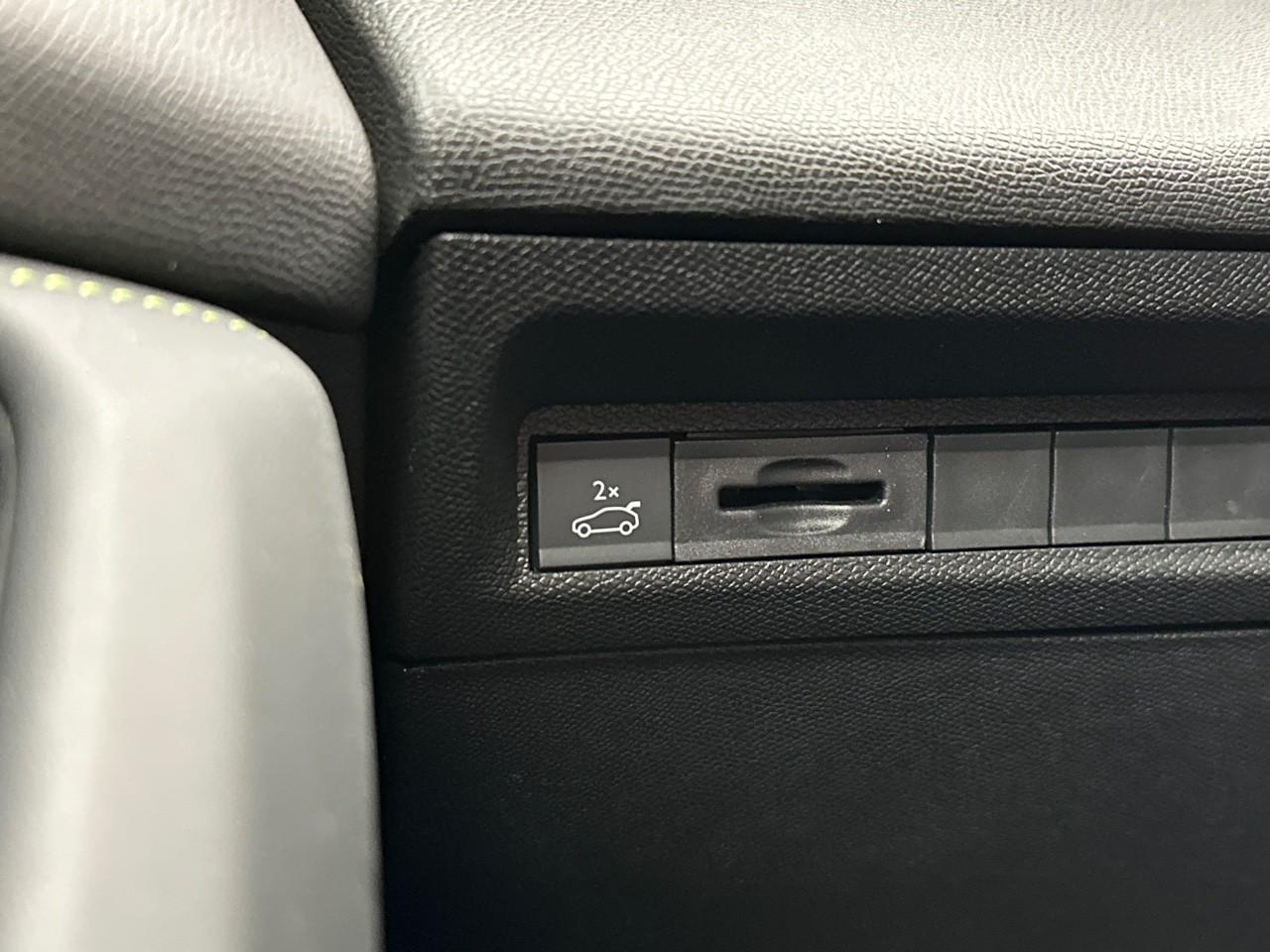 Peugeot 408 hybrid 145 e-dcs6 gt — photo 16