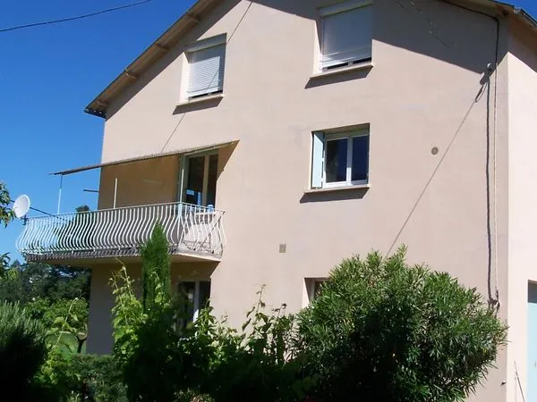 Particulier loue grande maison à l'entrée de Millau