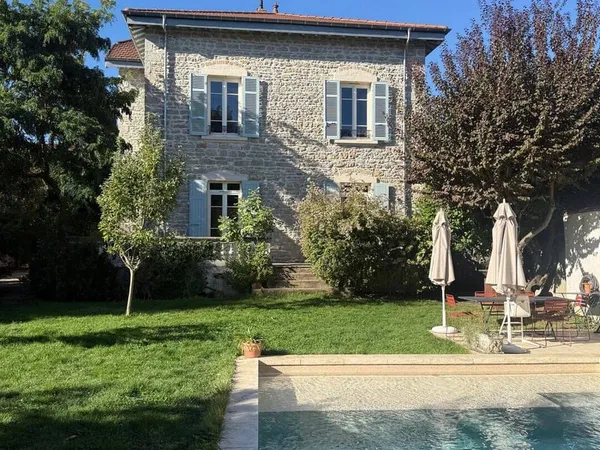 Maison 8 pièces 247 m²