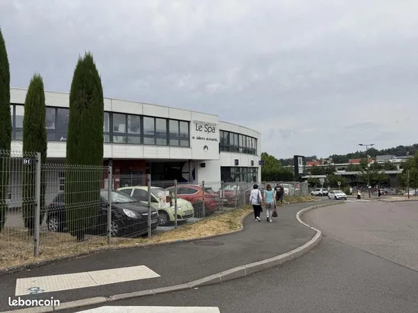 Local commercial 210 m²