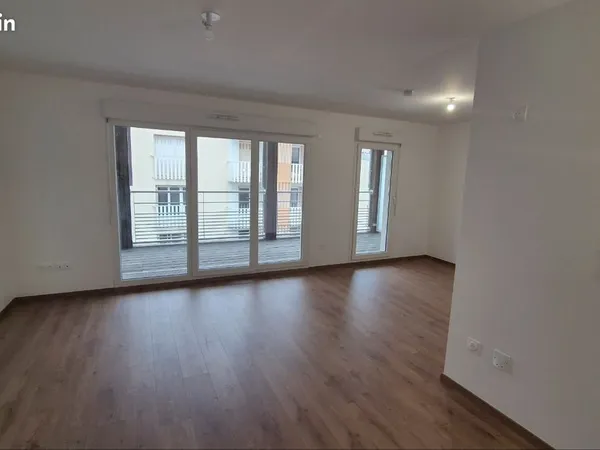 Studio lumineux de 32m2 non meublé avec grand balcon de 16m2