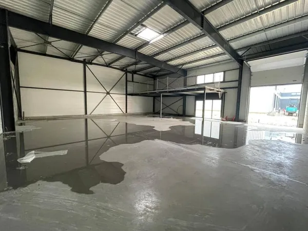 Local d'activité 300 m²