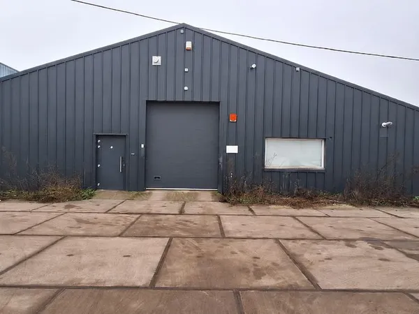Local 600 m²