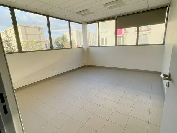 Bureaux 70 m² rénovés - un espace professionnel clé en main