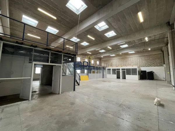 Entrepôt 720 m²