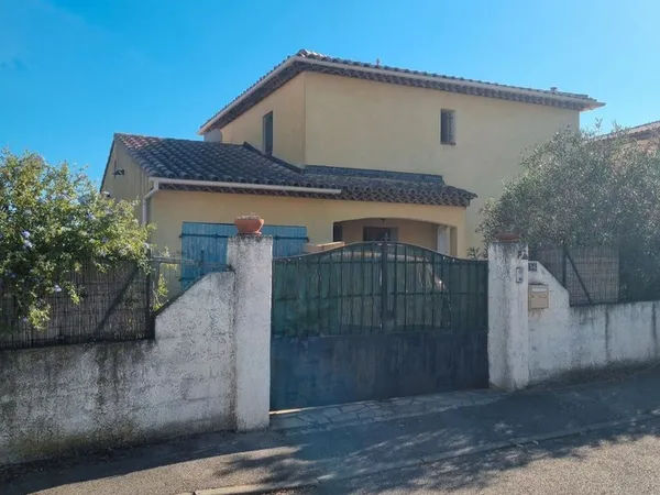 Maison de maçon dans quartier résidentiel de Sanary-sur-Mer
