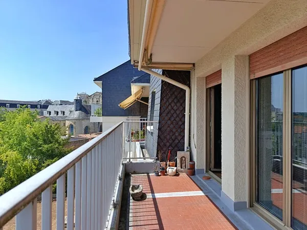 Centre-ville de Poitiers -Appartement traversant de 103 m² avec terrasse, ascenseur, cave et parking