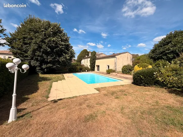 Maison en Pierre de 260m², double garage, piscine