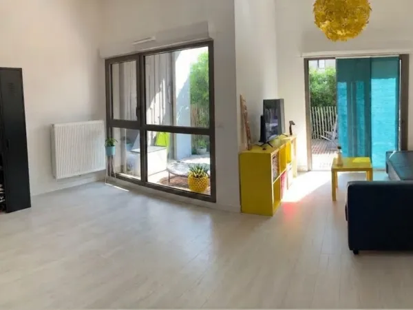 Bordeaux, quartier Euratlantique, T2 récent de 46 m2 avec extérieur de 28 m2