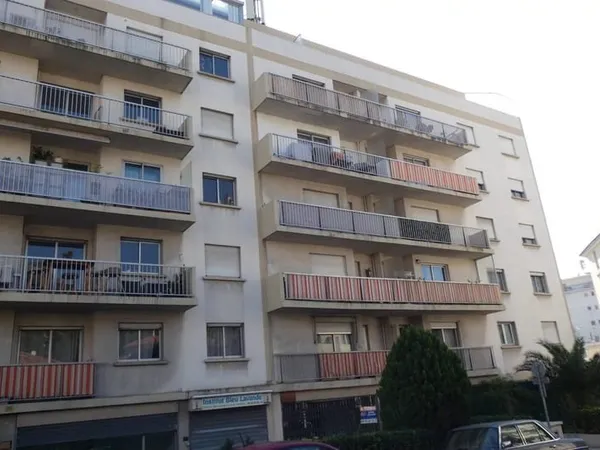 Splendide studio avant dernier étage avec balcon et vue dégagée