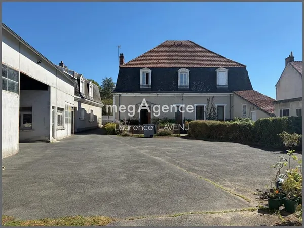 Local commercial avec de nombreuses dépendances et une habitation