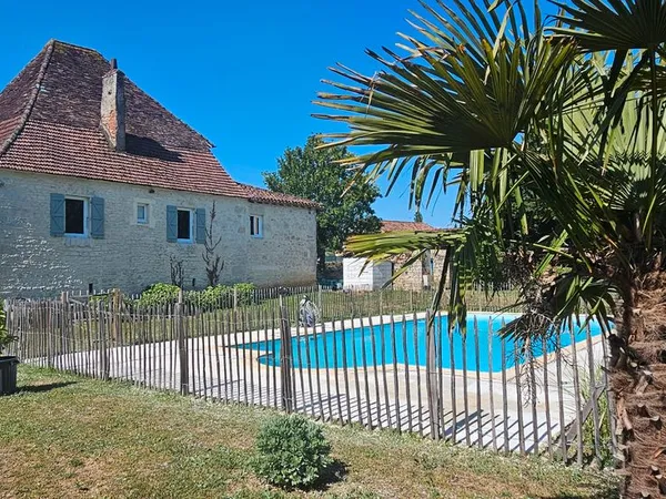 Propriété en pierre avec gîte, piscine et terrain de 3 300 m²