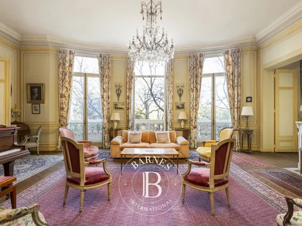 Paris 7 - Champ de Mars - Appartement de réception et familial - Superbe vue - Volumes