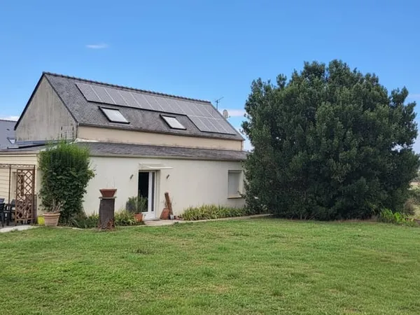 Maison avec dépendances et plusieurs hectares au milieu de l