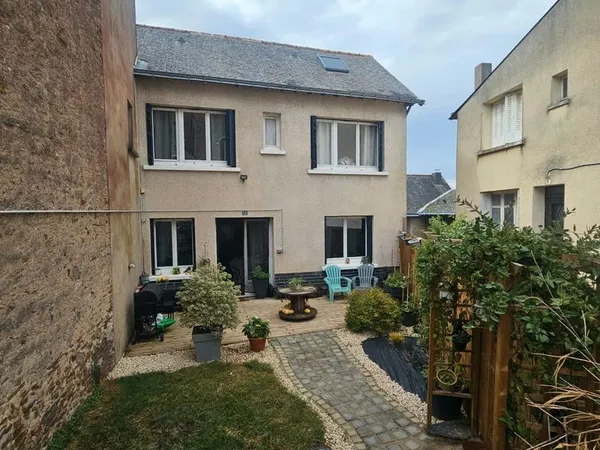 Maison rénovée - 120 m² - 2 grandes chambres + combles aménagés - jardin & dépendance