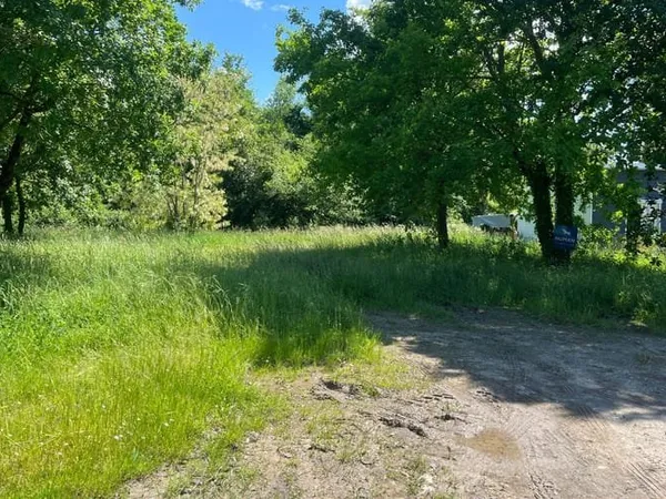 Terrain 736 m²