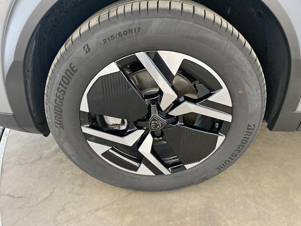 Peugeot 2008 hybrid 145 ch e-dcs6 allure — photo 11
