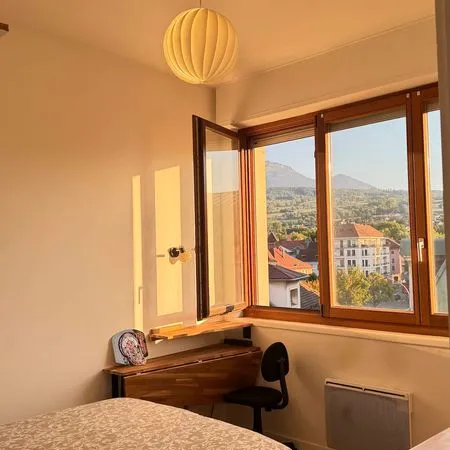 Colocation calme au centre-ville · chambre lumineuse avec coin bureau