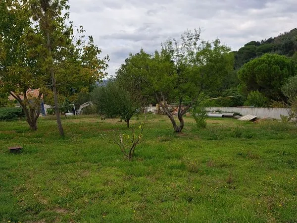 Terrain à bâtir de 1000 m² à LA ROQUETTE-SUR-SIAGNE (06)