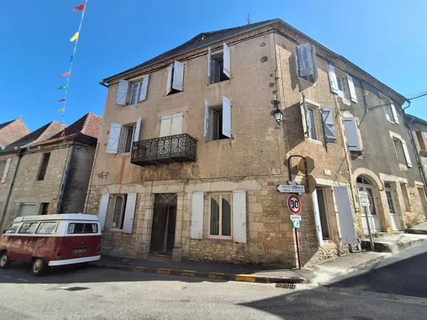 Maison de bourg sur 3 niveaux et dépendance en pierre à rénover