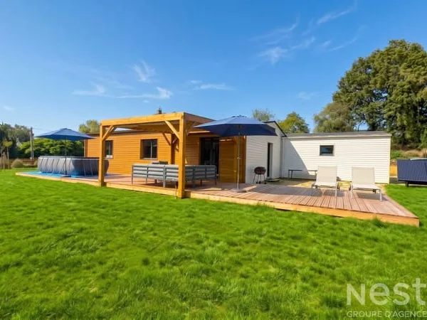 Maison de plain-pied lumineuse avec 3 chambres, vaste pièce de vie et grand jardin paysager