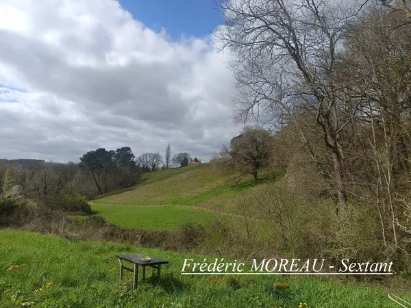 Ensemble immobilier à rénover intégralement au milieu de la nature.
