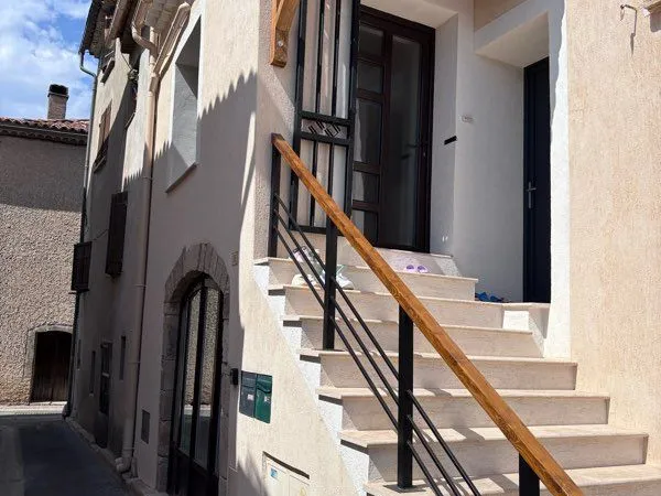 Maison de village rénovée + studio indépendant + terrasse - tavernes (83670)