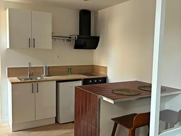 Studio rénové — proche centre-ville et facultés