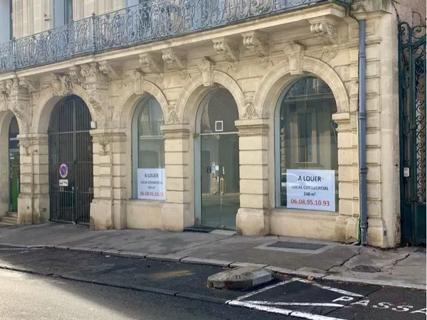 Local professionnel, 240 m²