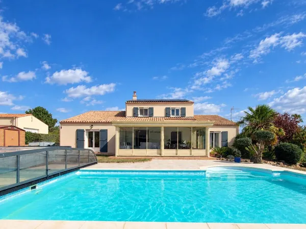 Grande maison familiale avec piscine sans travaux