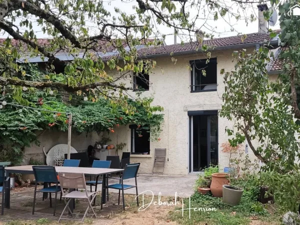 Maison de caractère, terrain entièrement clos et arbore et commodités.