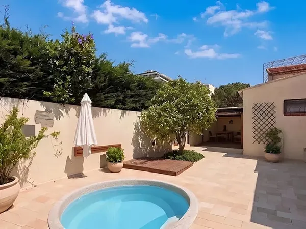 Maison typique de Juan-les-Pins : le calme absolu au coeur de la ville
