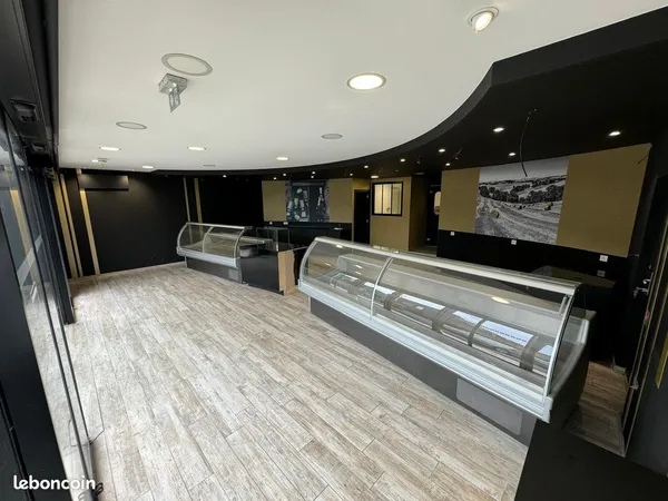 Local commercial / boutique 150 m² - Belle visibilité - Axe passant - Parking