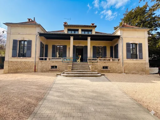 Maison 9 pièces 466 m²