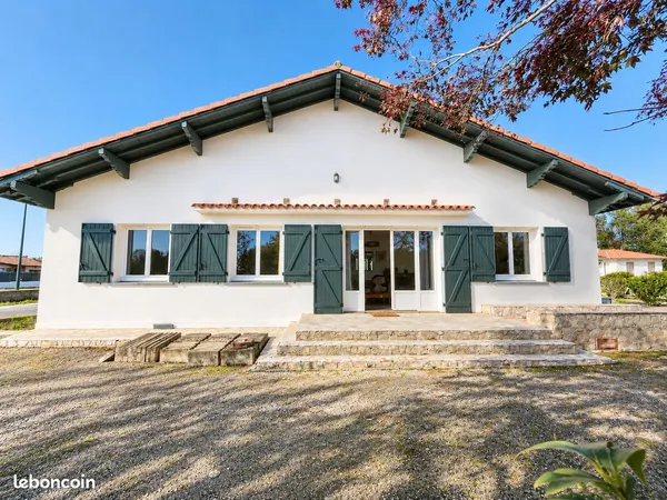 Maison rénovée avec grand terrain arboré