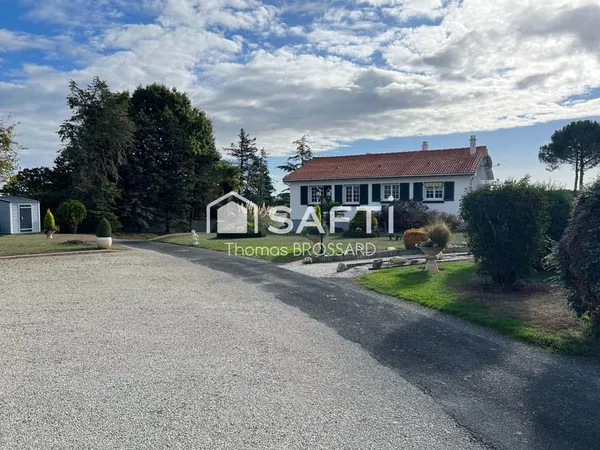 Maison avec piscine et grand terrain constructible