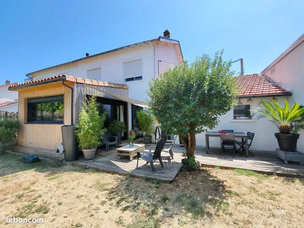 Maison avec belle pièce de vie, 3 chambres avec jardin et grand garage - BIARD