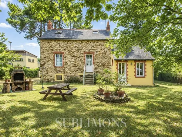 Maison en pierre au coeur du bourg